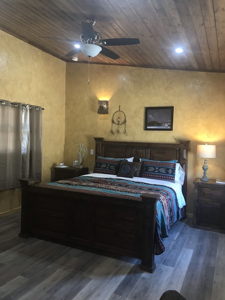 Deluxe Room, 1 King Bed, Non Smoking photo 3