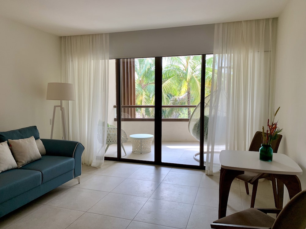 Suite Junior con vista al mar y acceso directo a la piscina con cama King Size