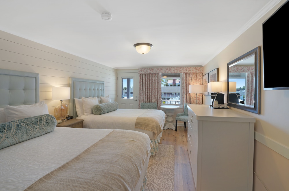 Room, 2 Queen Beds, Partial Ocean View