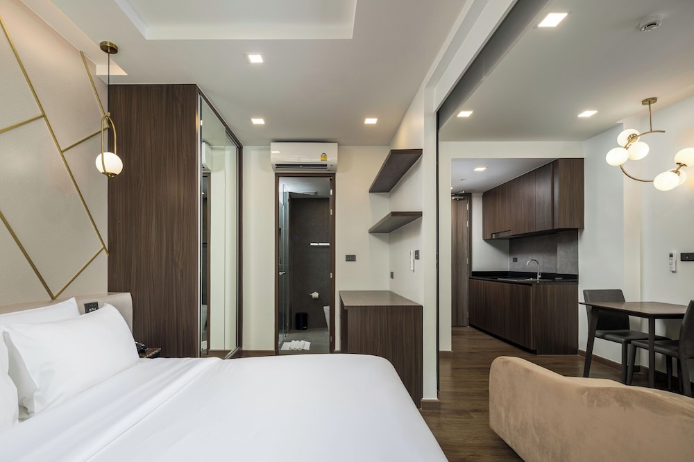 Premier Room, 1 King Bed - Photo 12