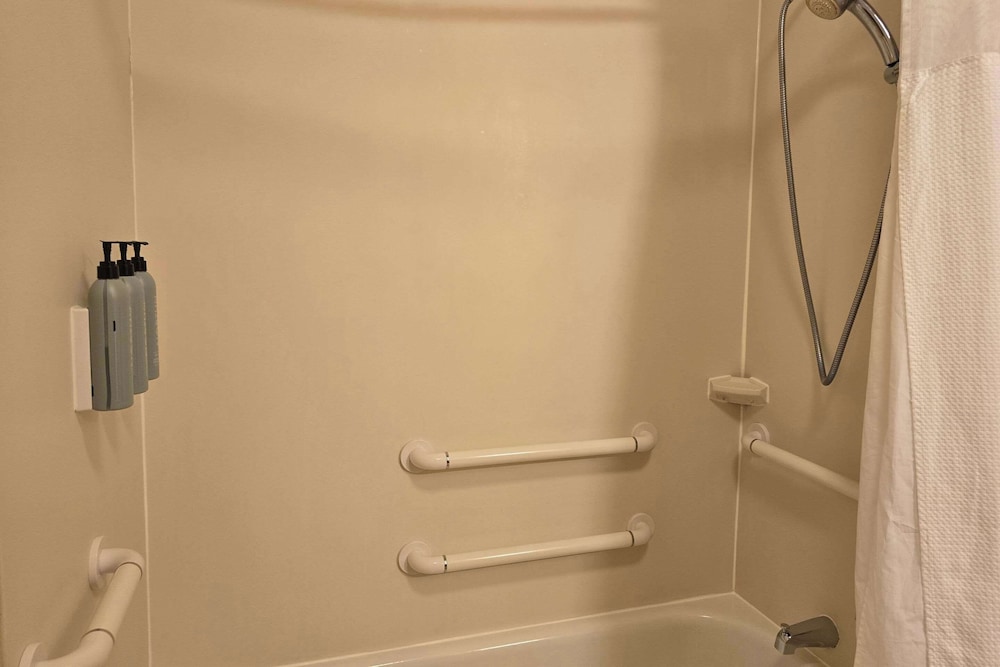 Room, 2 Queen Beds, Accessible, Non Smoking - Photo 9