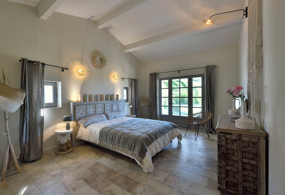 Exclusive Room, 1 King Bed photo 3