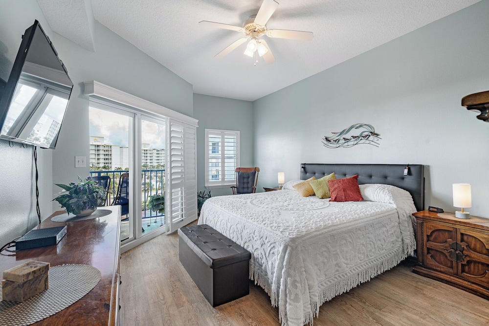 Sunny 3BR Condo Steps to Beach Pool NSB FL, 사진 6