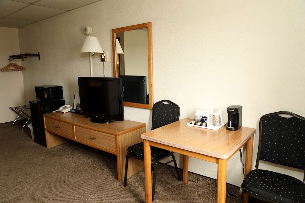 Standard Room, 2 Queen Beds, Non Smoking - Photo 2
