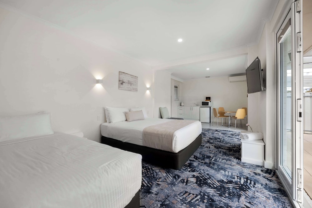 Superior Room, Multiple Beds, Kitchenette, Courtyard Area - Photo 3