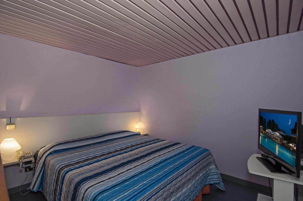 Family Room, 2 Bedrooms - Photo 13