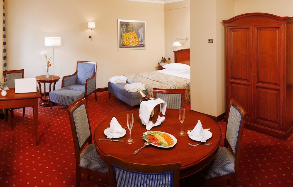 Superior Room, 1 King Bed (Oversized Room) - Photo 3