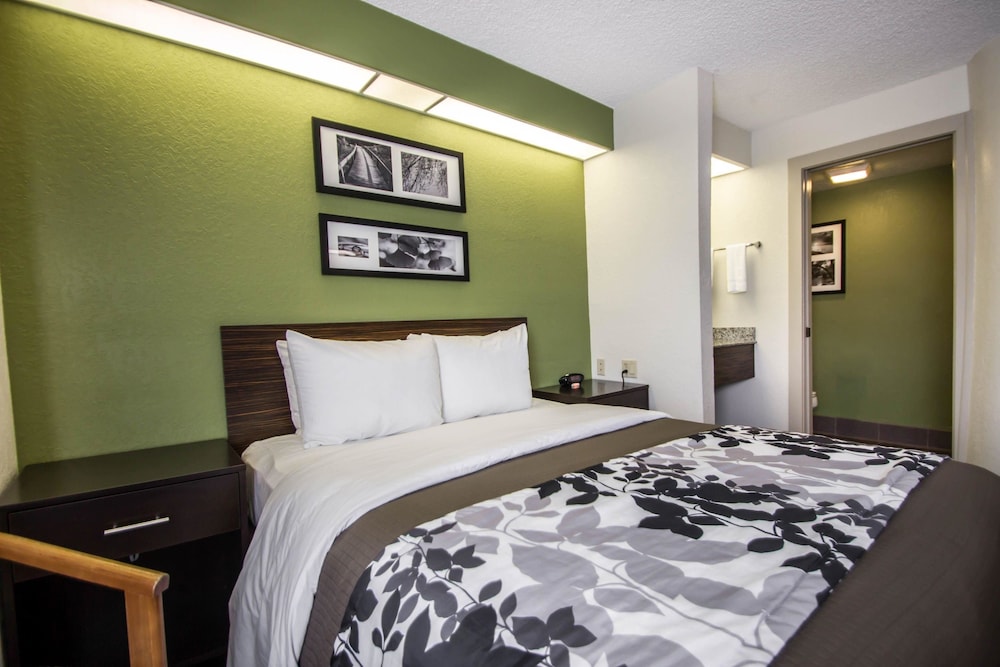 Standard Room, 1 Queen Bed, Non Smoking - Photo 6