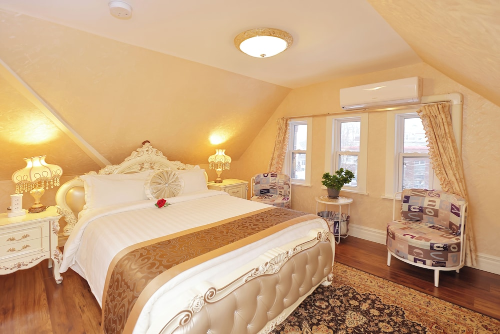 Deluxe Room, 1 Queen Bed, City View - Third Floor photo 1