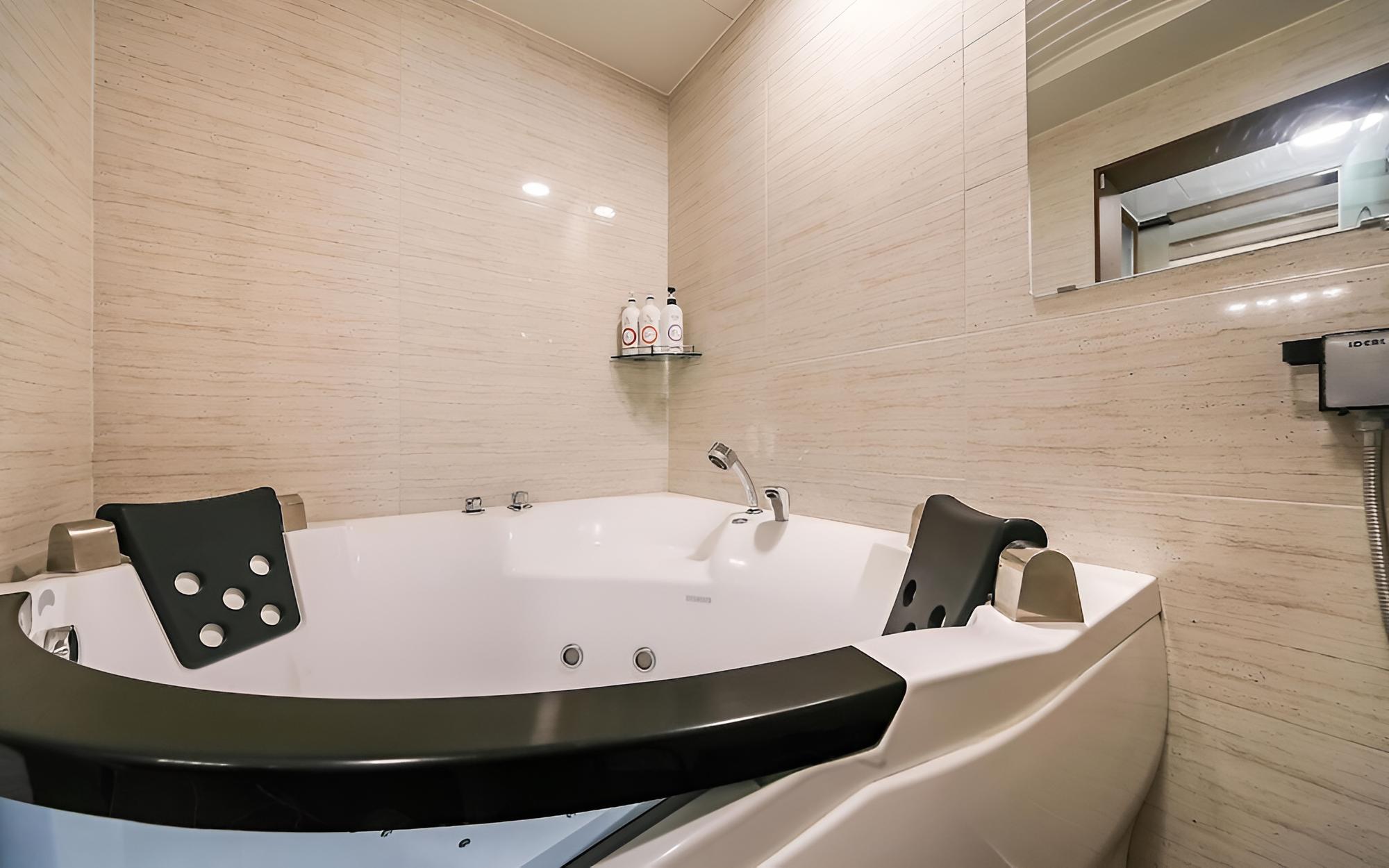 Room (Twin bed (bathtub randomly assigned))