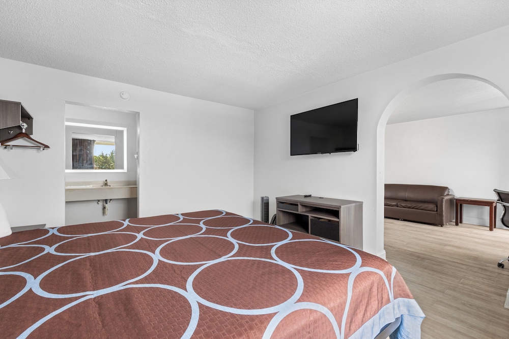 Comfort Suite, King Bed with Living Room