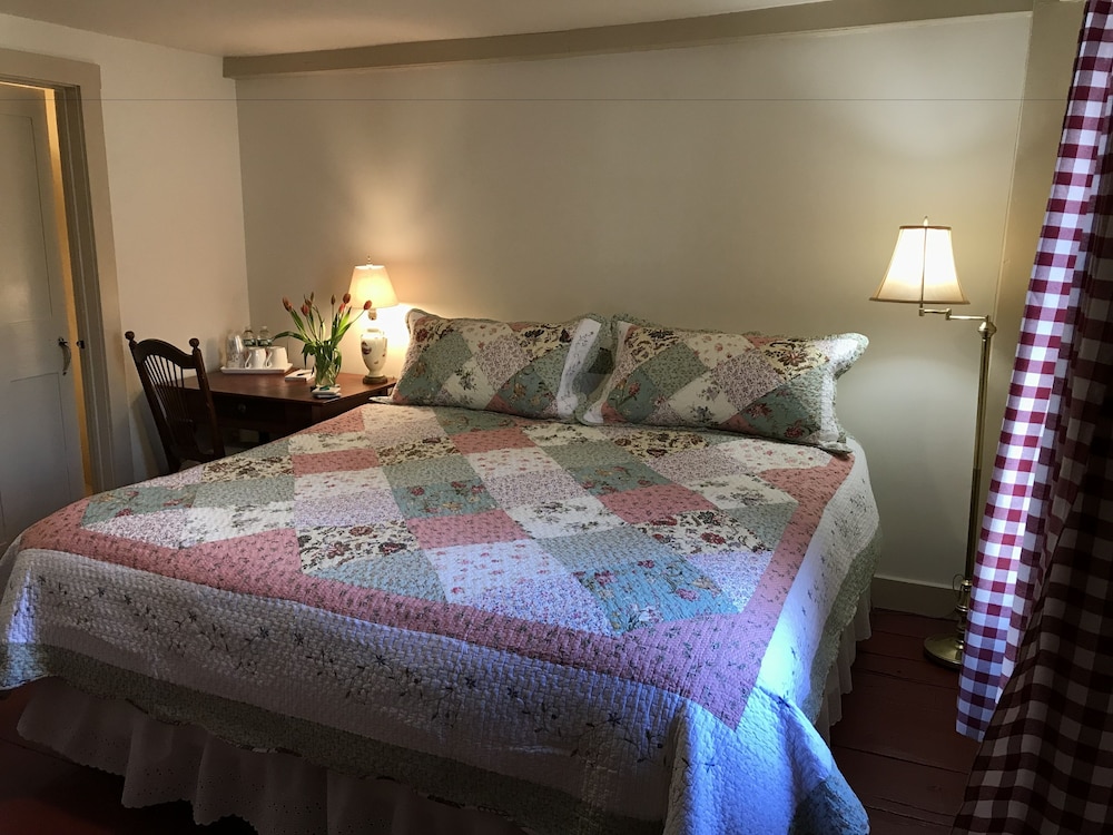 Room 3 - One King Bed with Private Bath photo 2