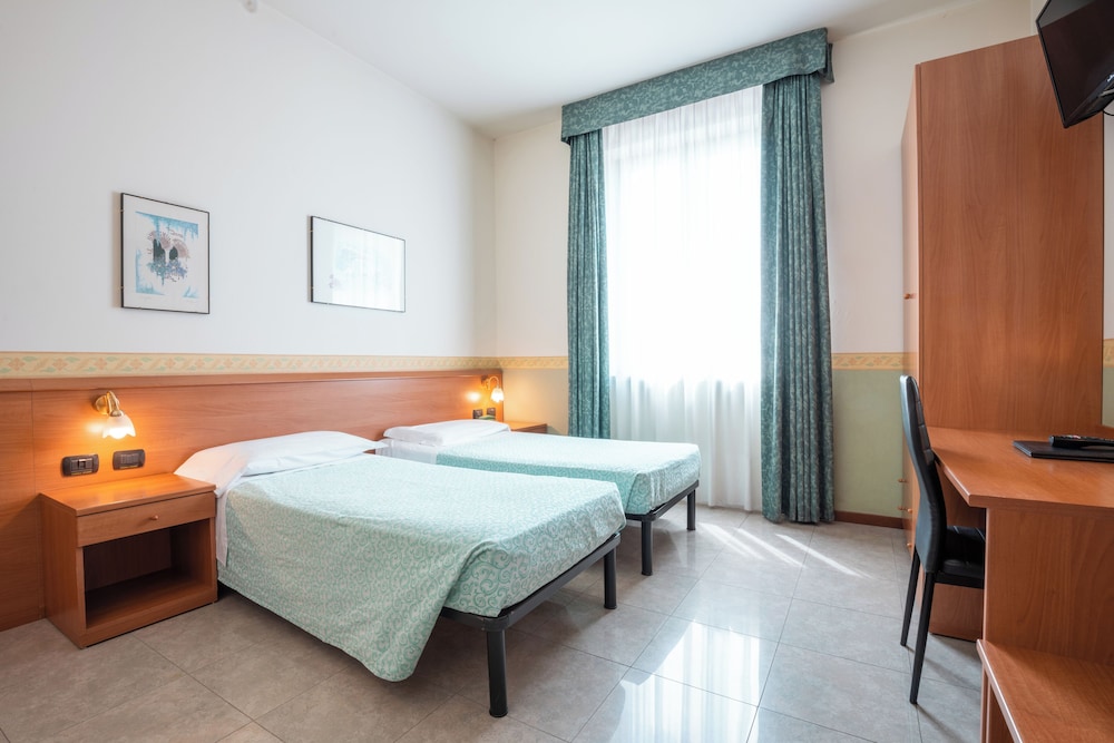 Standard Double Room, 1 King Bed, Annex Building photo 2