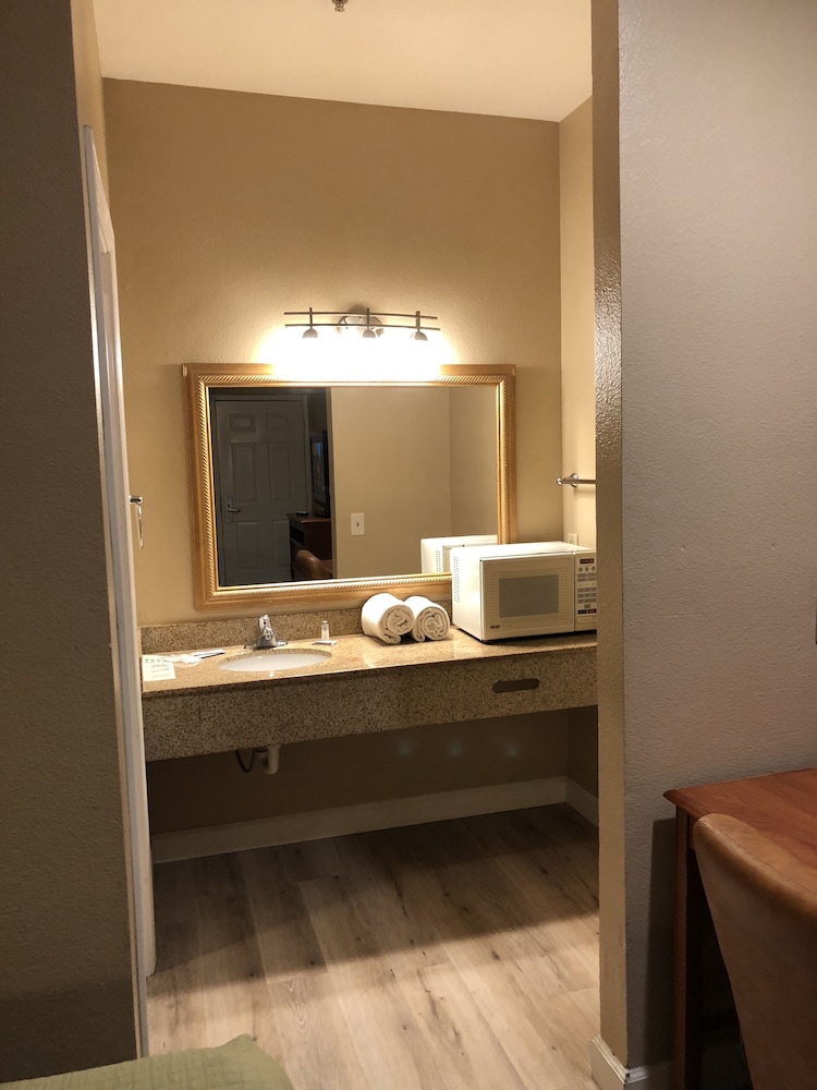 Standard Room, 2 Queen Beds, Non Smoking - Photo 7