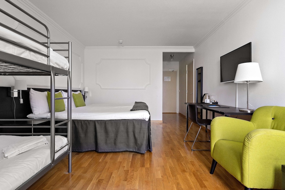 Family Room, 1 Queen Bed, Non Smoking (Bunk beds) - Photo 2