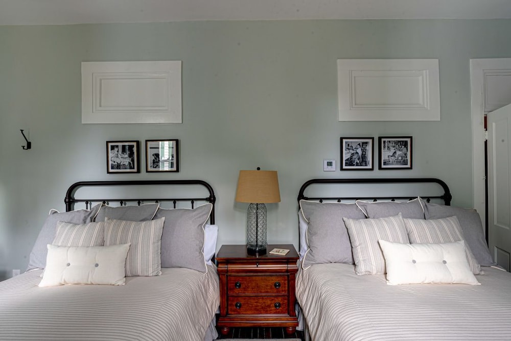Classic Room, 2 Queen Beds, Partial Lake View, Garden Area photo 2