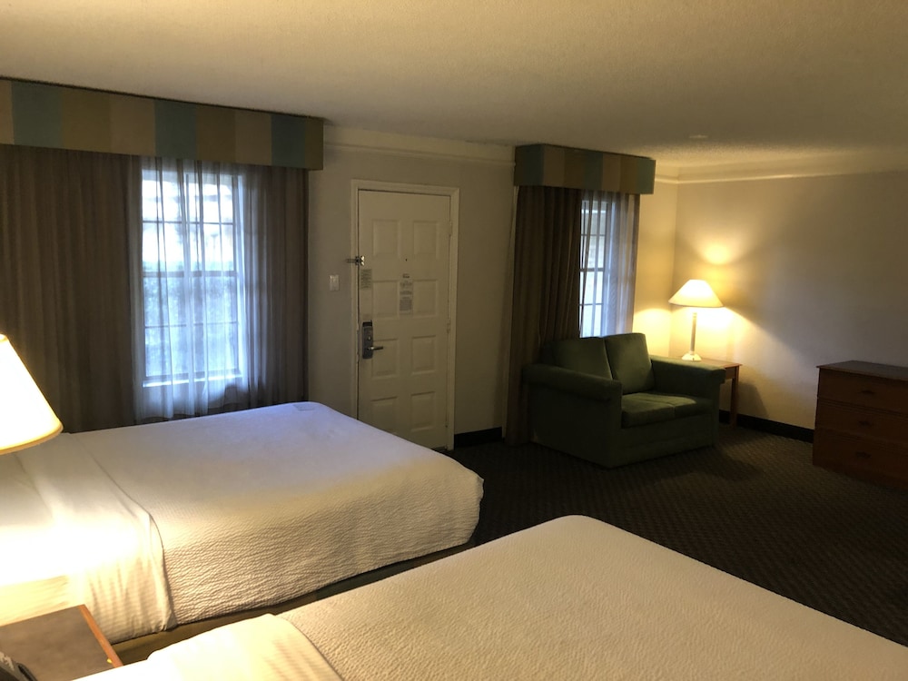 Executive Room, 2 Queen Beds, Non Smoking, Pool View - Photo 3