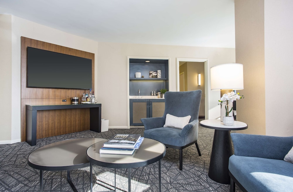 Suite, 1 King Bed - Photo 2