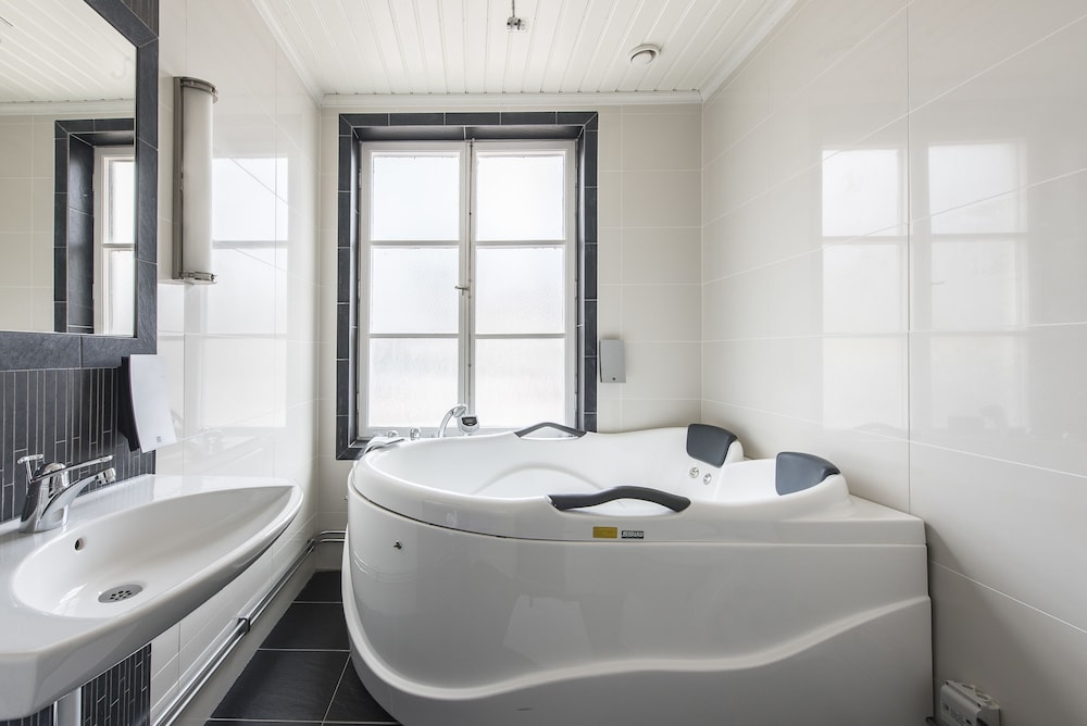 Family Suite, Non Smoking, Garden View photo 3