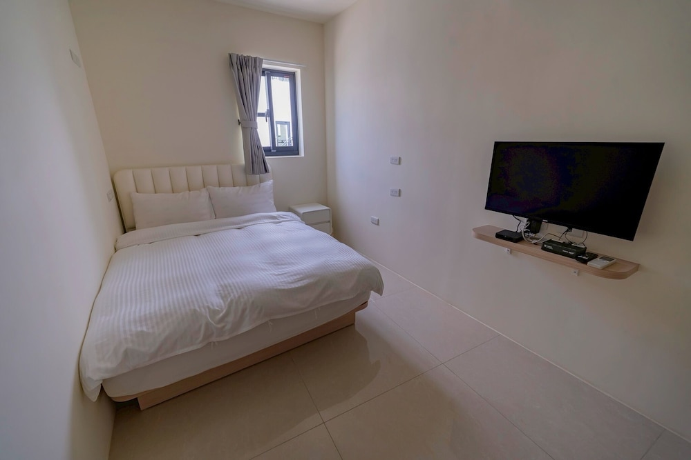 Basic Condo photo 2