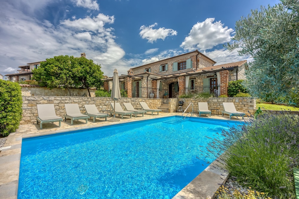 Villa, Smoking photo 1