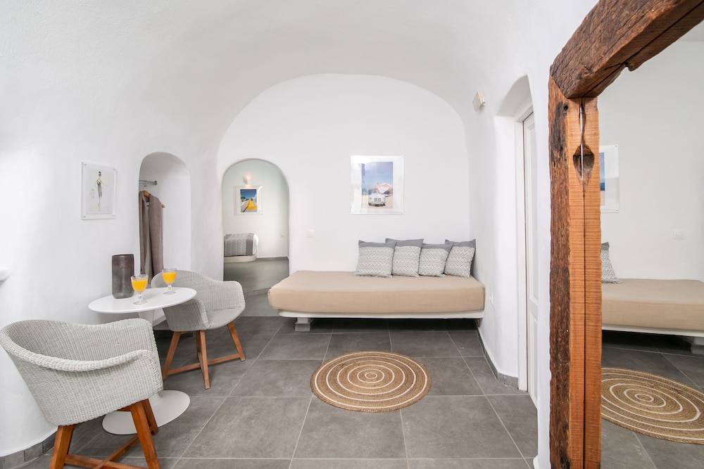 Cave Suite with Caldera & Sea View