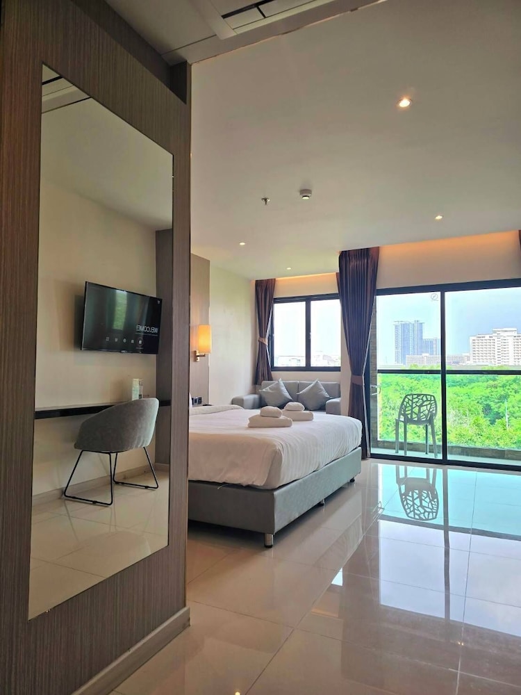 Deluxe King Room with Balcony - Photo 7