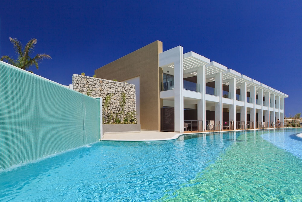 Family Room, Pool Access, Garden View - Photo 3
