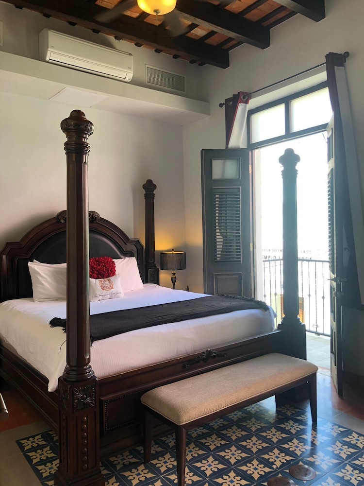 Deluxe Suite, 1 King Bed, Balcony - Photo 8
