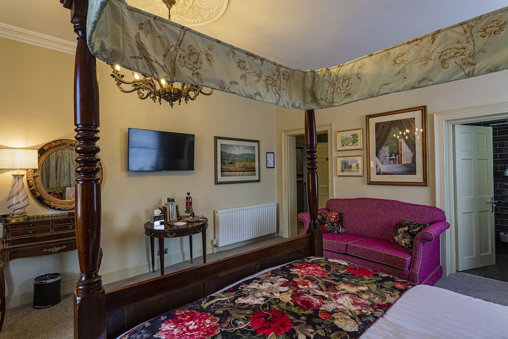 Deluxe Four Poster Suite photo 2