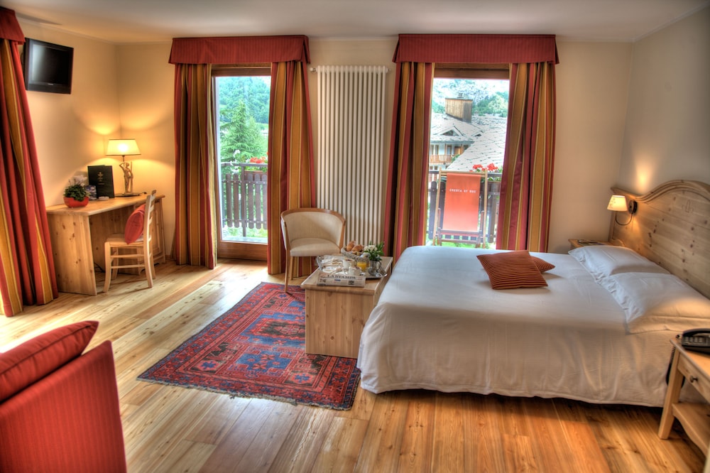 Junior Suite (One King Bed & Two Single Beds) photo 3