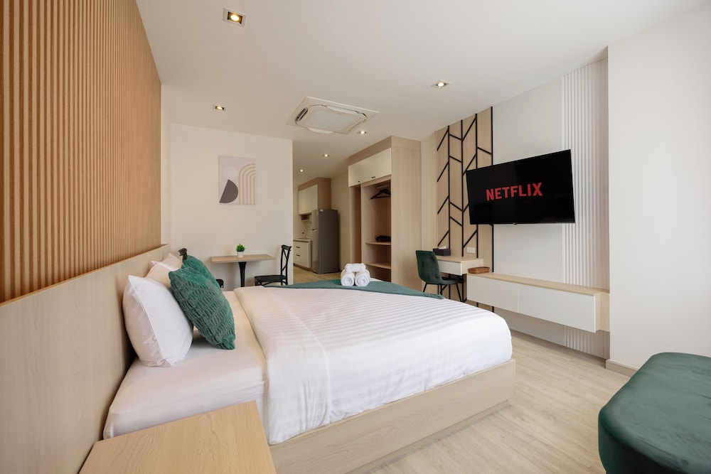 Deluxe Double Room, City View photo 3