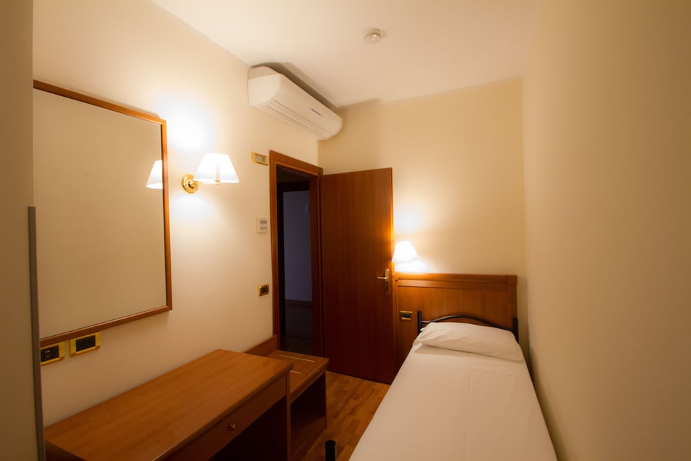 City Single Room, 1 Large Twin Bed