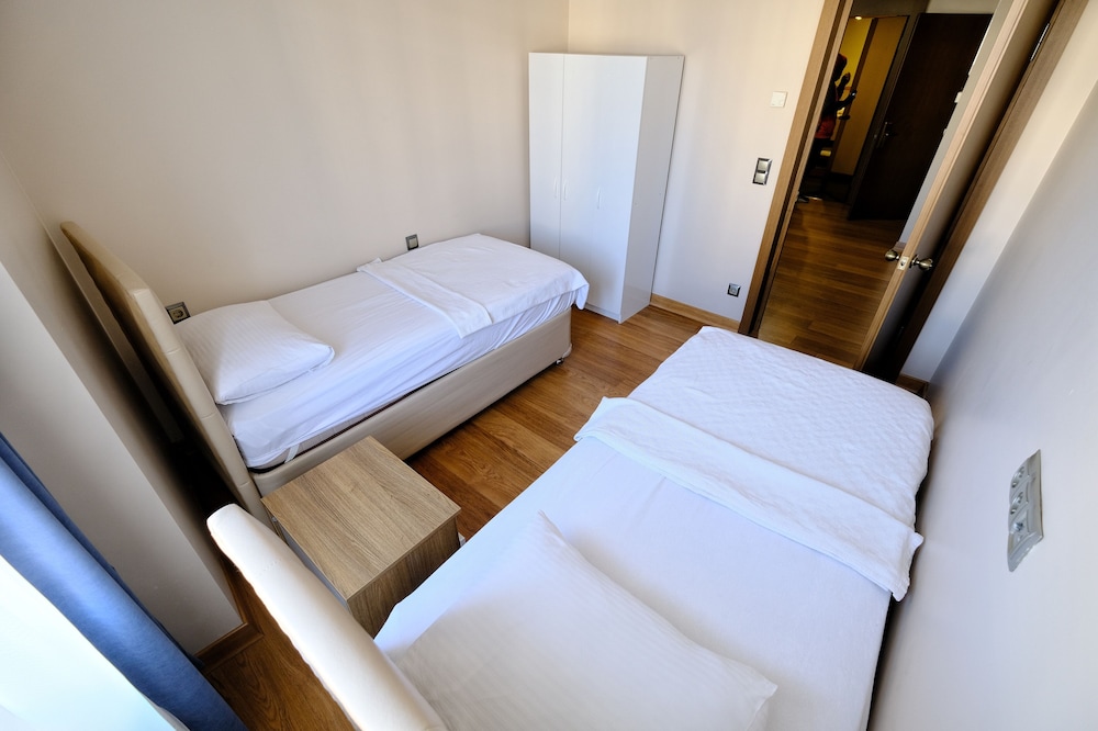 Family Room, Multiple Beds, 2 Bathrooms photo 3