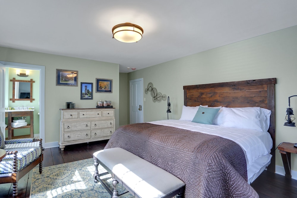 Room, 1 King Bed (Stone Lodge)