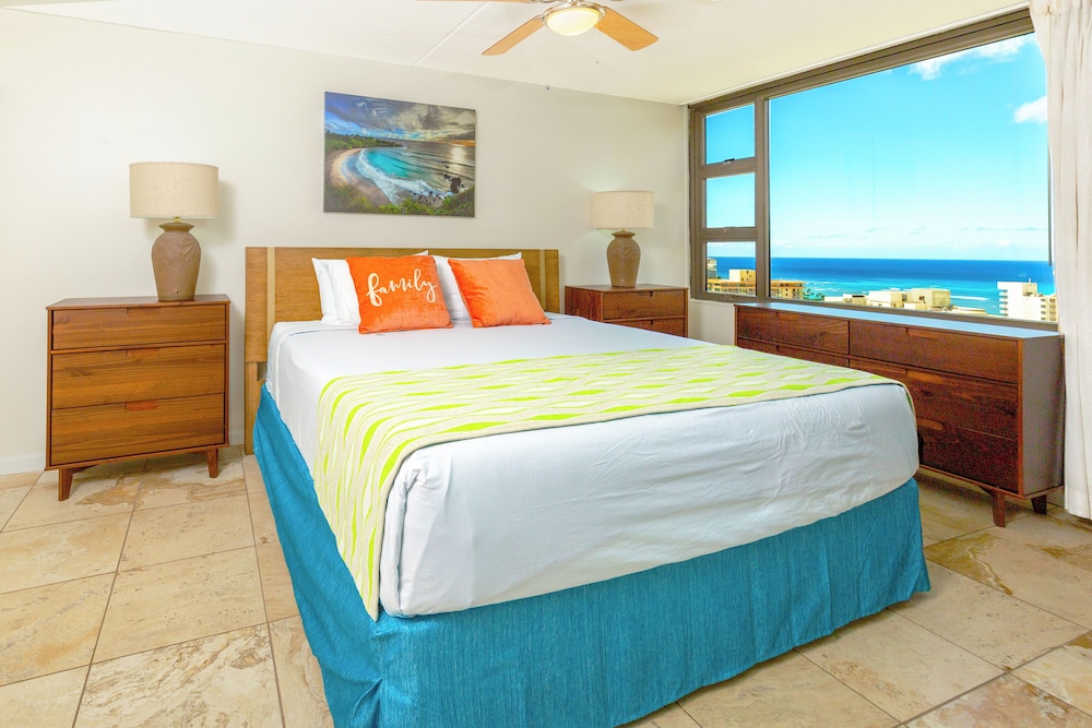 High Floor Ocean View Condo (King Bed and Parking): Condo, 1 Bedroom, Ocean View (0098) photo