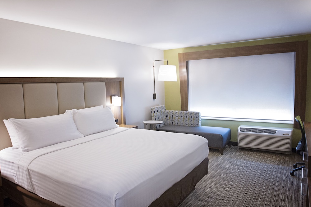 Standard Room, 1 King Bed, Accessible (Comm Mobil Tran Shwr) photo 2