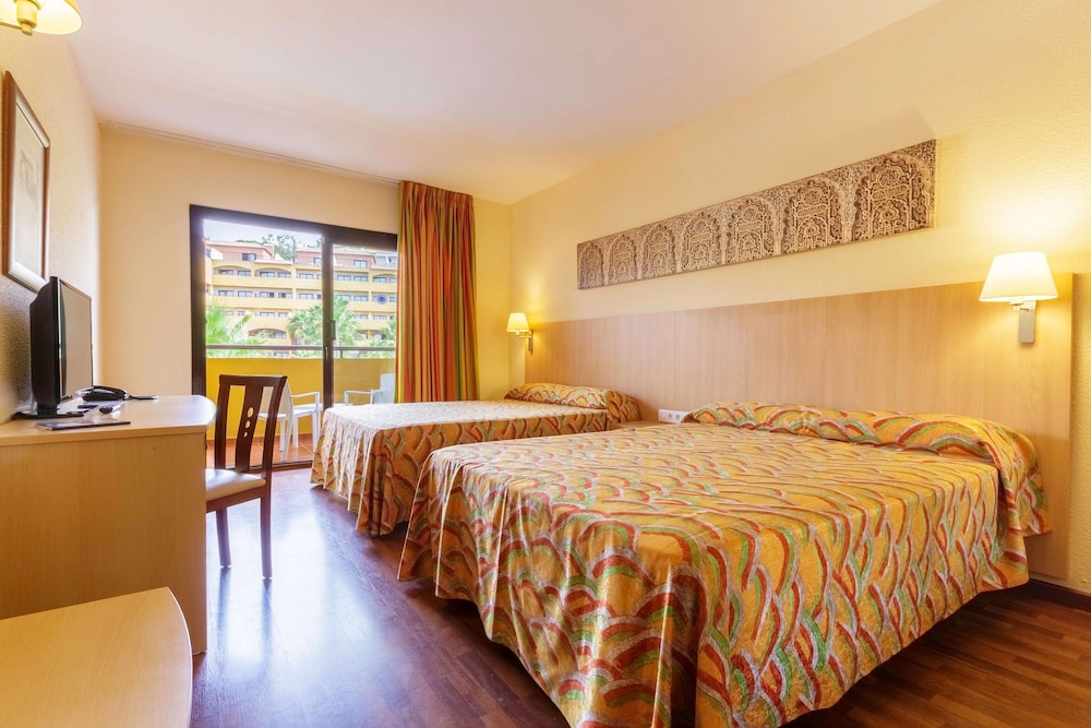 Standard Room (2 adults + 2 children) photo 2