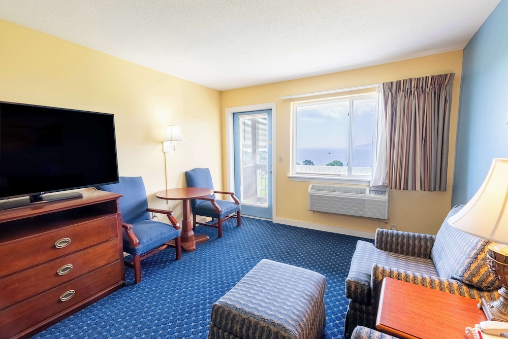 Superior Room, 1 King Bed, Balcony, Bay View - Photo 1