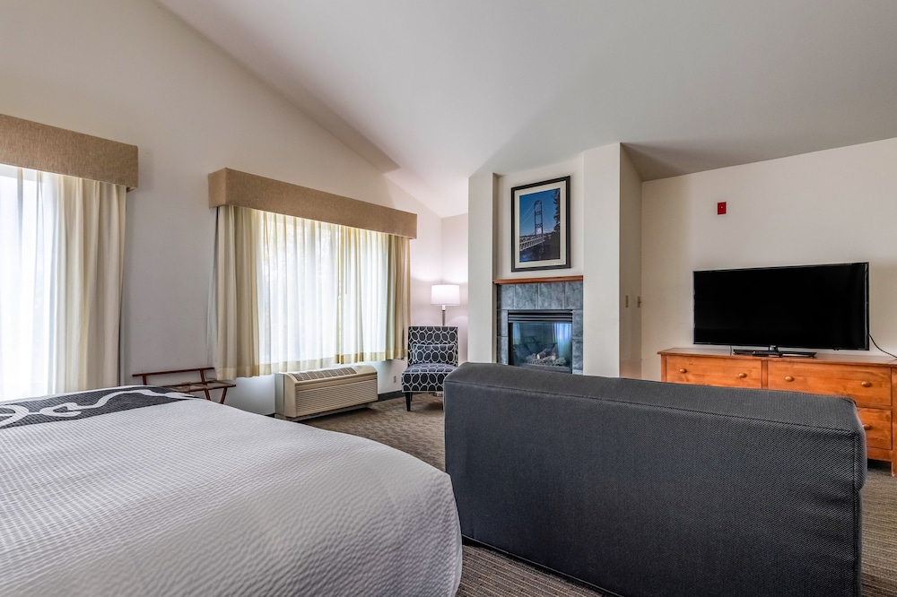 Suite, 2 King Bed, Fireplace (Extended) photo 2