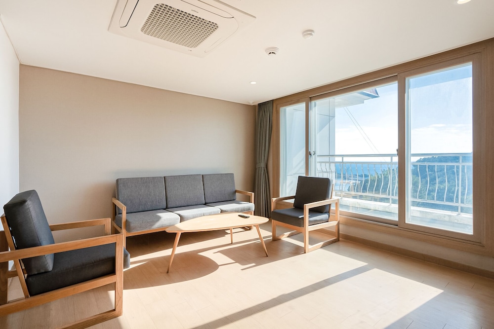 heyy, Suite, Ocean View - Photo 8