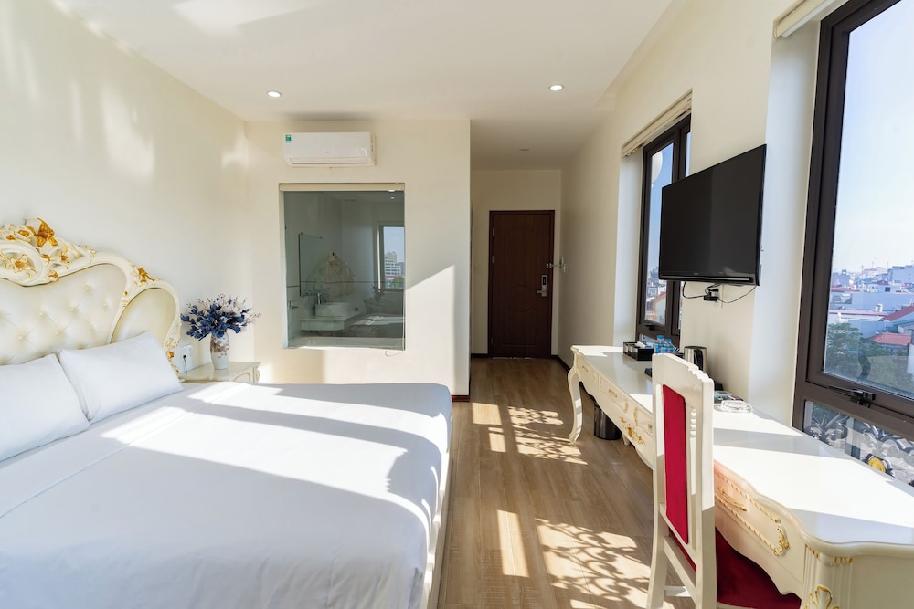 Deluxe Room, 1 King Bed, Bathtub, Tower