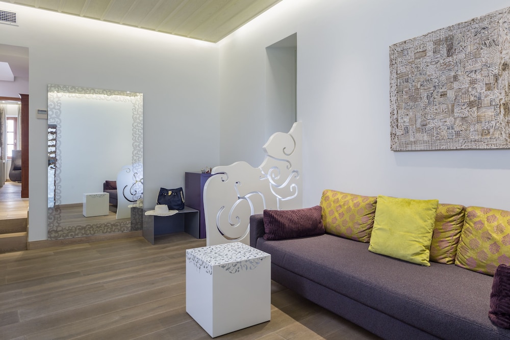 Executive Suite - Photo 11