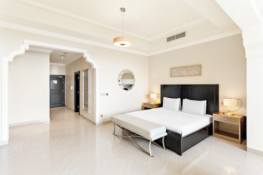 Deluxe Room, 1 King Bed photo 2
