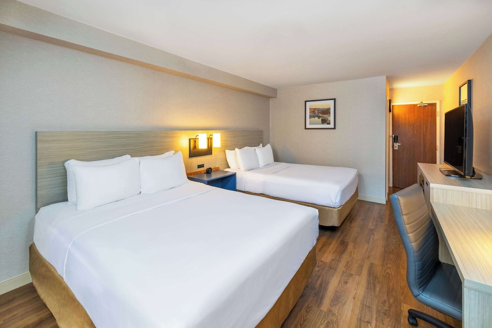 Room, 2 Queen Beds, Non Smoking - Photo 1