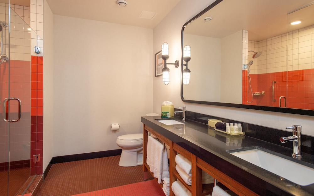 Suite, 1 King Bed, Roll-in Shower (Communications) - Photo 8