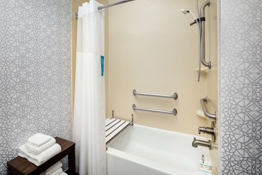 Room, 2 Queen Beds, Accessible, Non Smoking - Photo 6