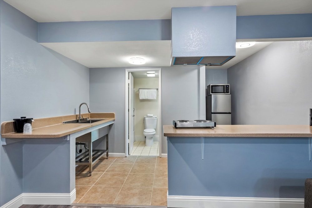 Suite, 1 King Bed, Non Smoking, Kitchenette - Photo 3