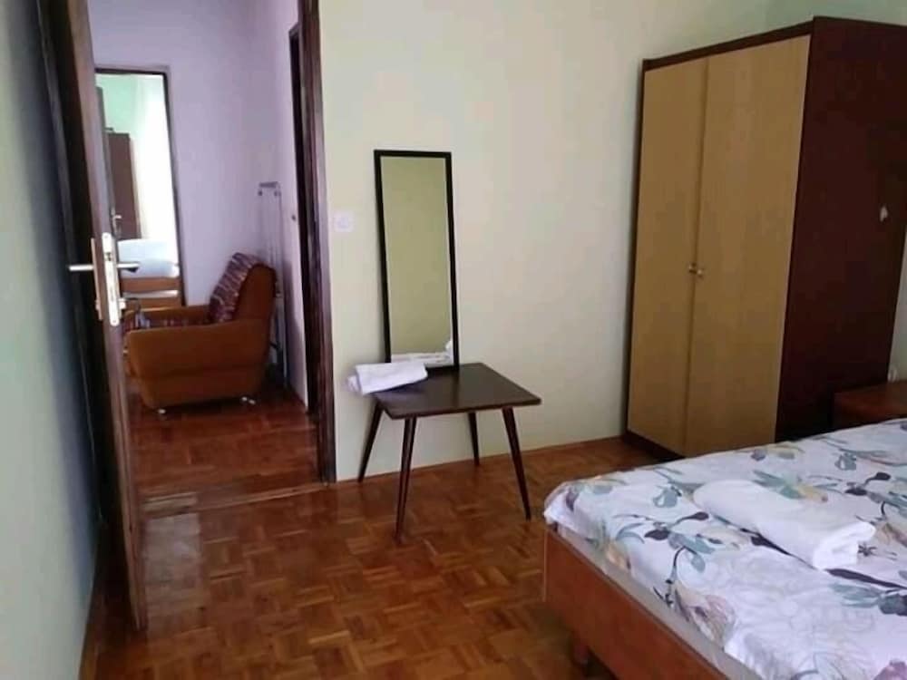 Budget Twin Room with Shared Bathroom photo 2
