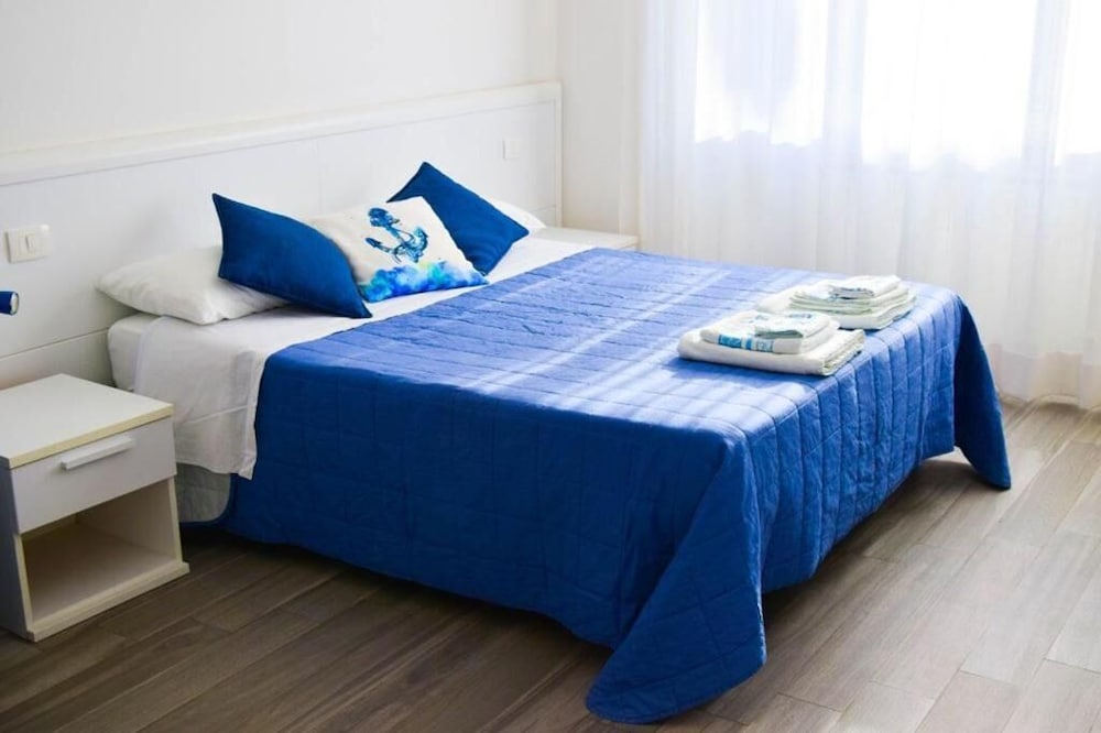 Double or Twin Room, Partial Sea View